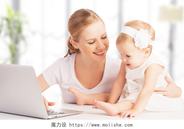 和妈妈一起看电脑的可爱小女孩幸福的人